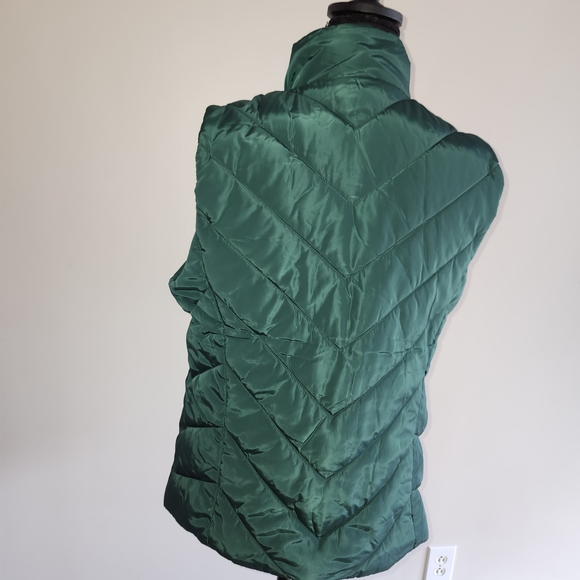 NWT Green Puffer Vest with Gold Zipper - Picture 2 of 3